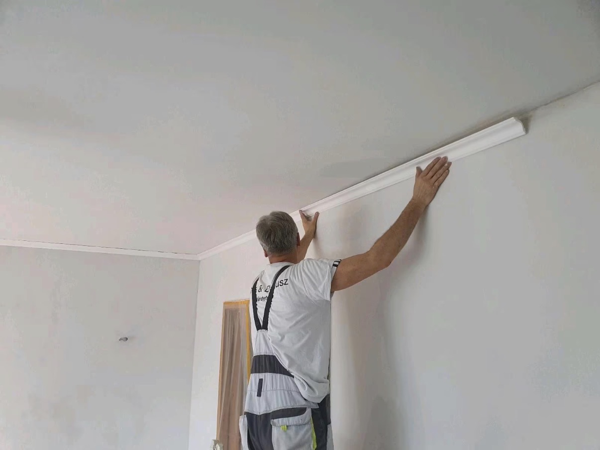 Innenarbeiten – Montage von Stuckleisten an der Decke