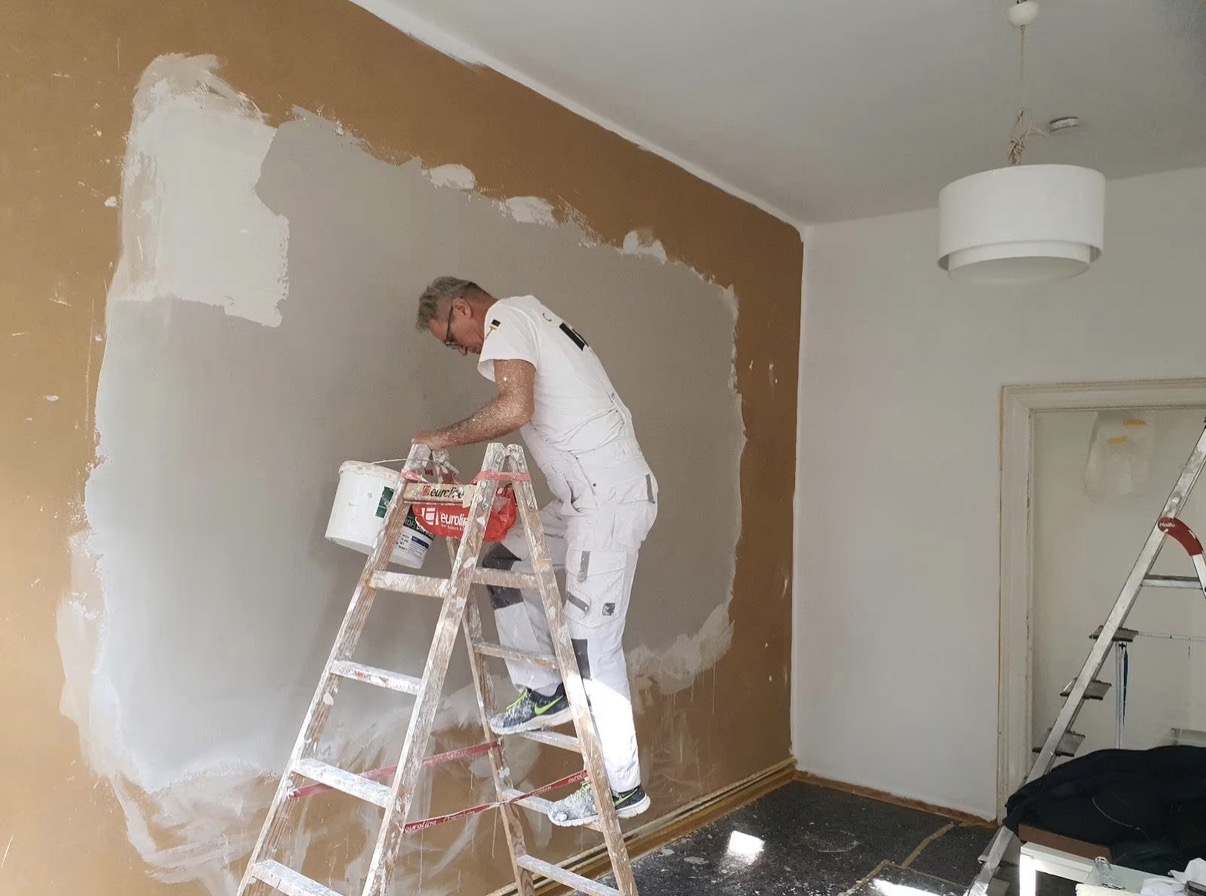 Sanierungsarbeiten – Spachteln und Vorbereiten einer Wand